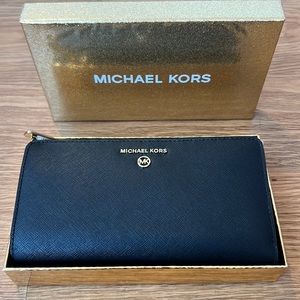 NWT Michael Kors Jet Set Charm Wallet